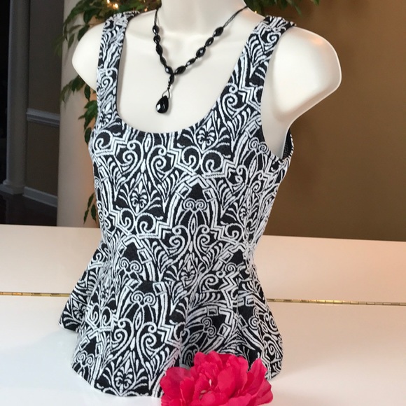 🎉HOST PICK!!🎉BEBE BLACK & WHITE TOP SIZE S/P🖤 - Picture 6 of 8